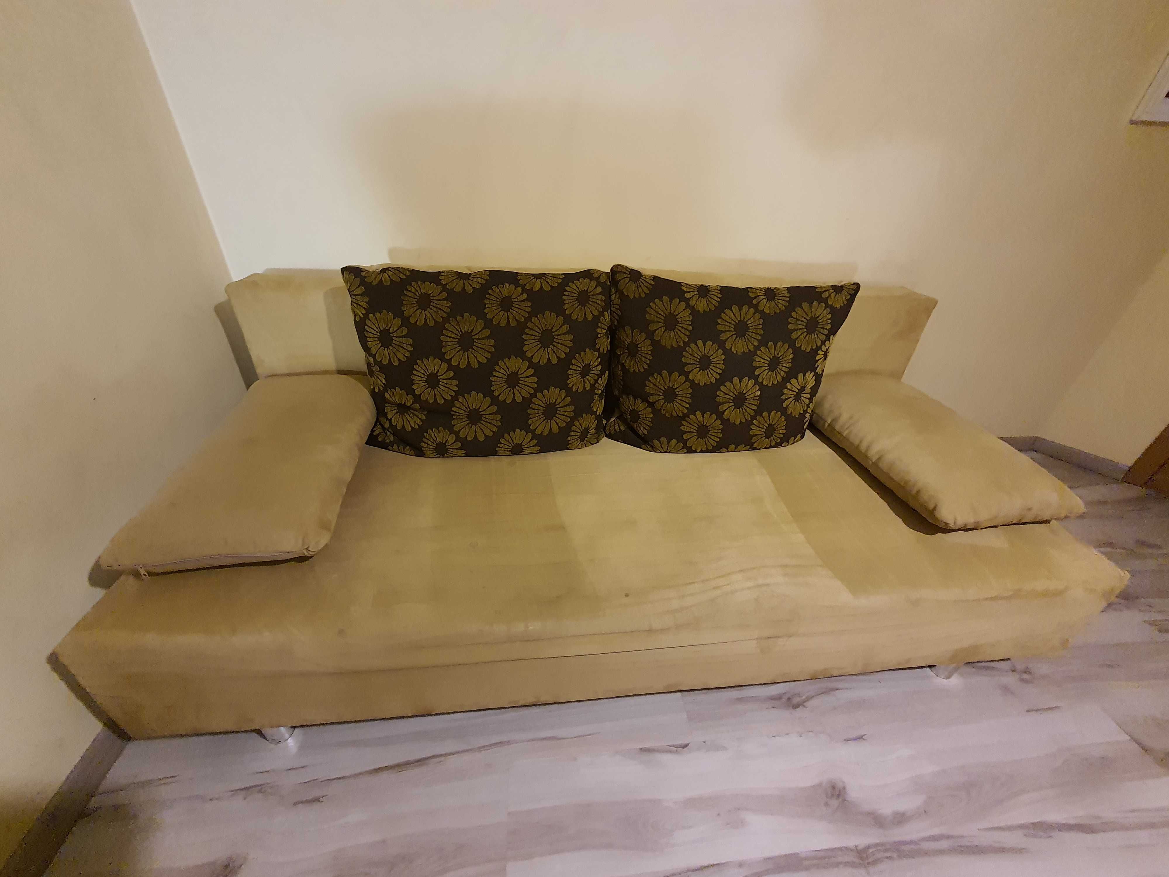 Sofa rozkładana z pojemnikiem na pościel