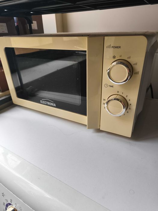 Microondas Usado, a funcionar