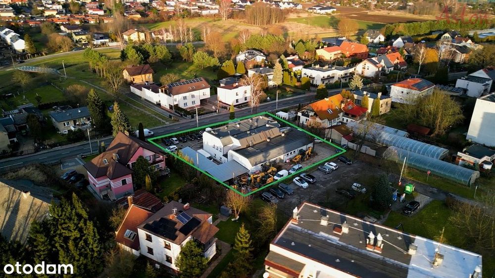 Budynek w Tychach - duży parking
