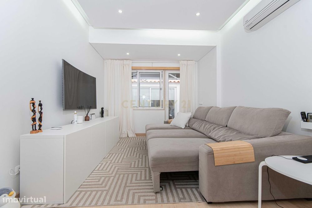 T2 Totalmente Remodelado com Terraço de 47m² no Coração de Almada!