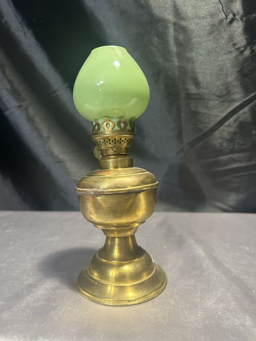 Lampa Naftowa z Mosiądzu i Zielonym Kloszem
