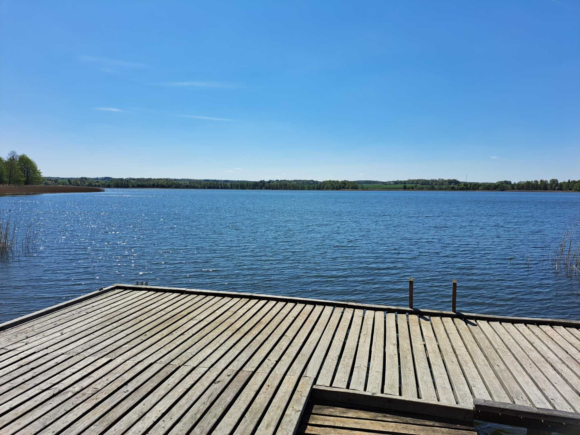 Domki nad jeziorem z własną linią brzegową.