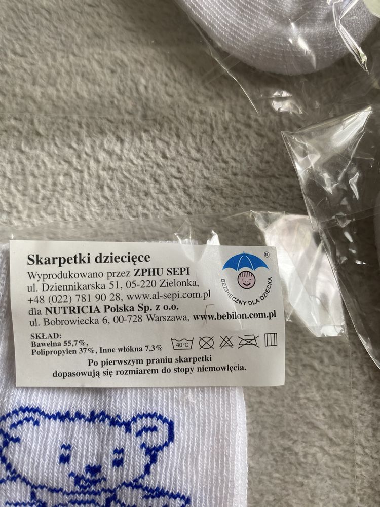 grzechotka i pięć par skarpetek dla niemowlaka