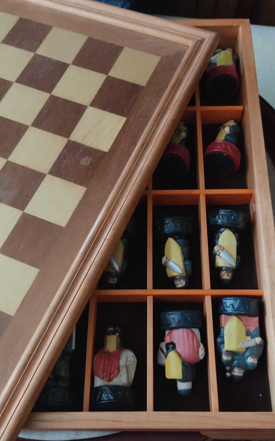 Vendo Jogo de Xadrez com Caixa em Madeira