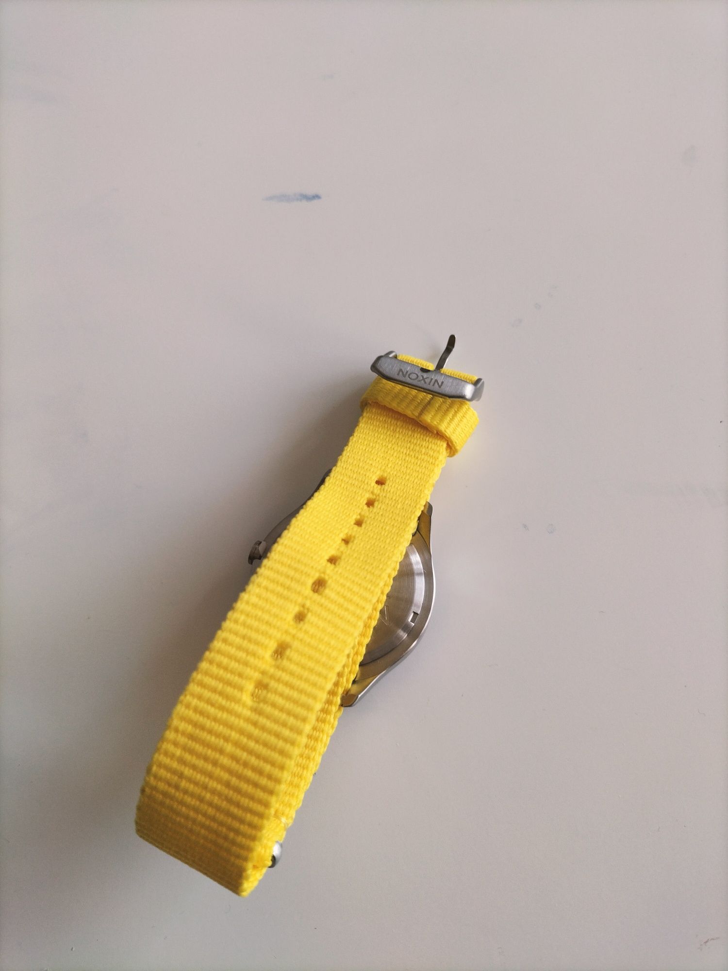 Relógio NIXON amarelo