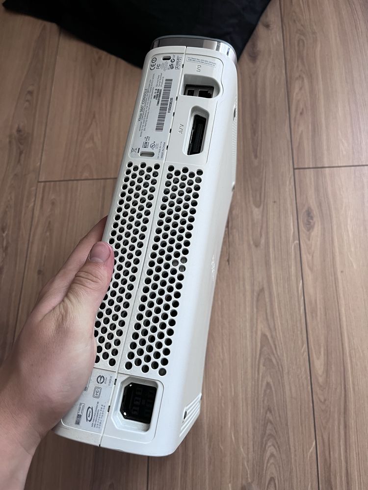 Xbox 360 z grami, kablem i adapterem