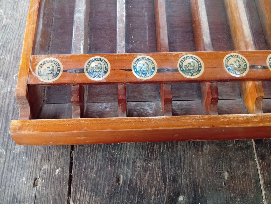 Expositor de Retrosaria (Linhas)