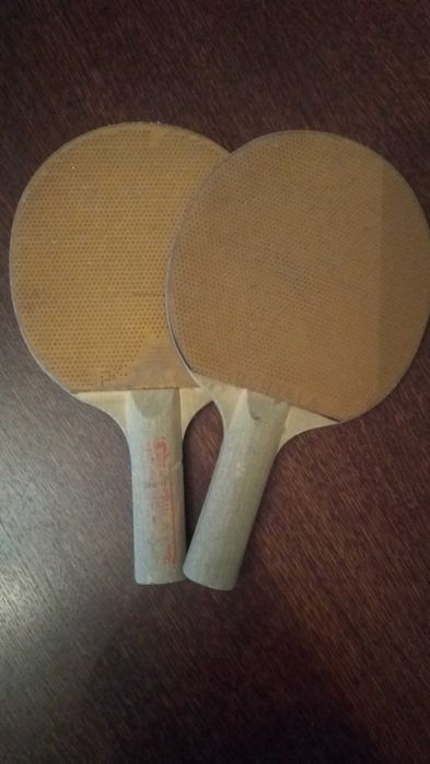 Dwie rakietki do ping ponga