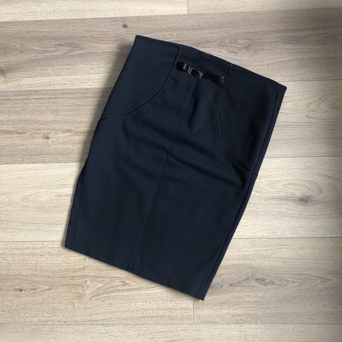 Czarna, dopasowana spódnica biurowa Celyn b.