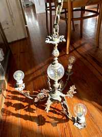 Candeeiro, lustre antigo de bronze e cristal ornamentado.