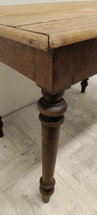 stary drewniany stół wiejski do kuchni altany siedliska pergoli