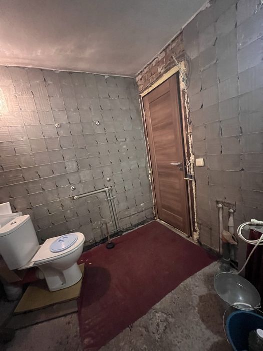 Дім на Космосі з незавершеним ремонтом .