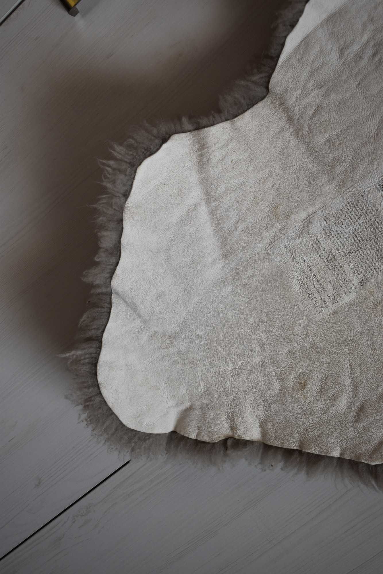 Skóra owcza dywanik dywan Ikea szary mały na podłogę naturalna ciepła
