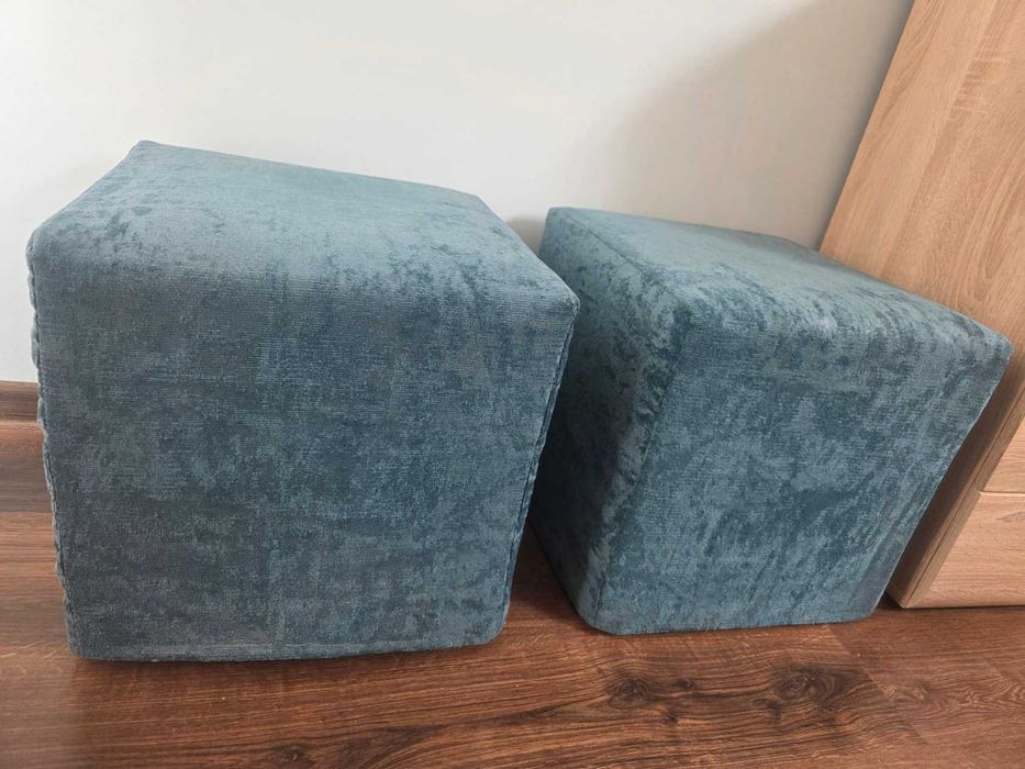 Dwie czerwone, używane z ekoskóry PUFY 40x40 cm + zielone pokrowce