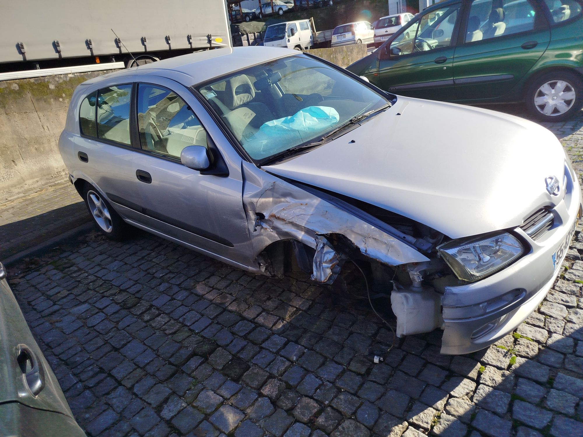 Nissan Almera para peças