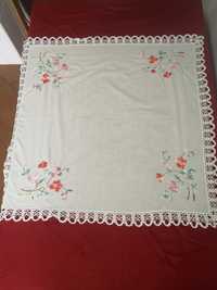 Toalha de mesa com bordados