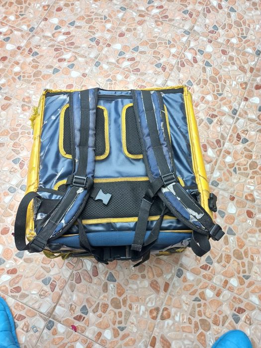 Mochila  da glovo  com marcas de uso .