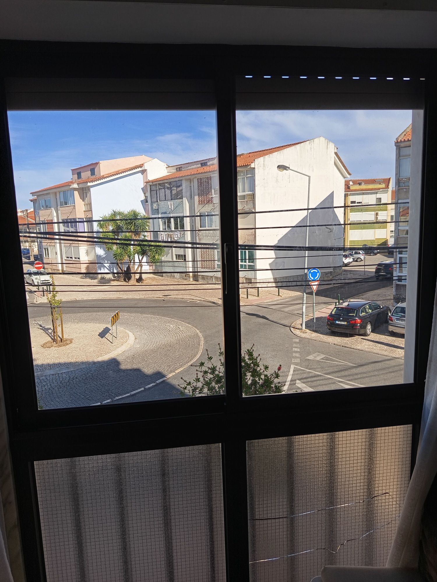 Janela de alumínio em castanho