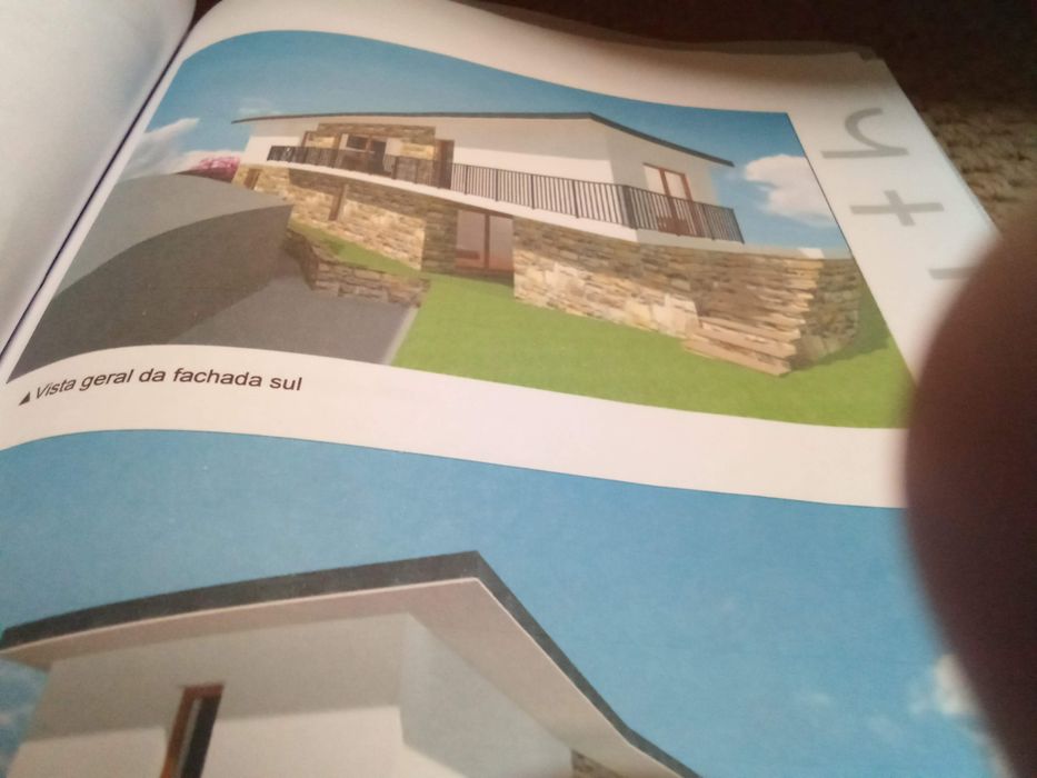 Casa em ruínas Gêmeos Guimarães tem 10 mil euros em pedra