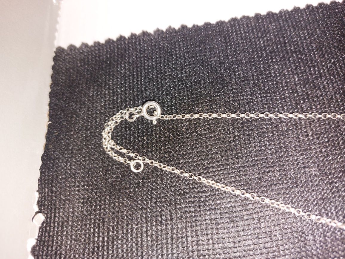 Srebrny naszjnik- łańcuszek z różyczkami.