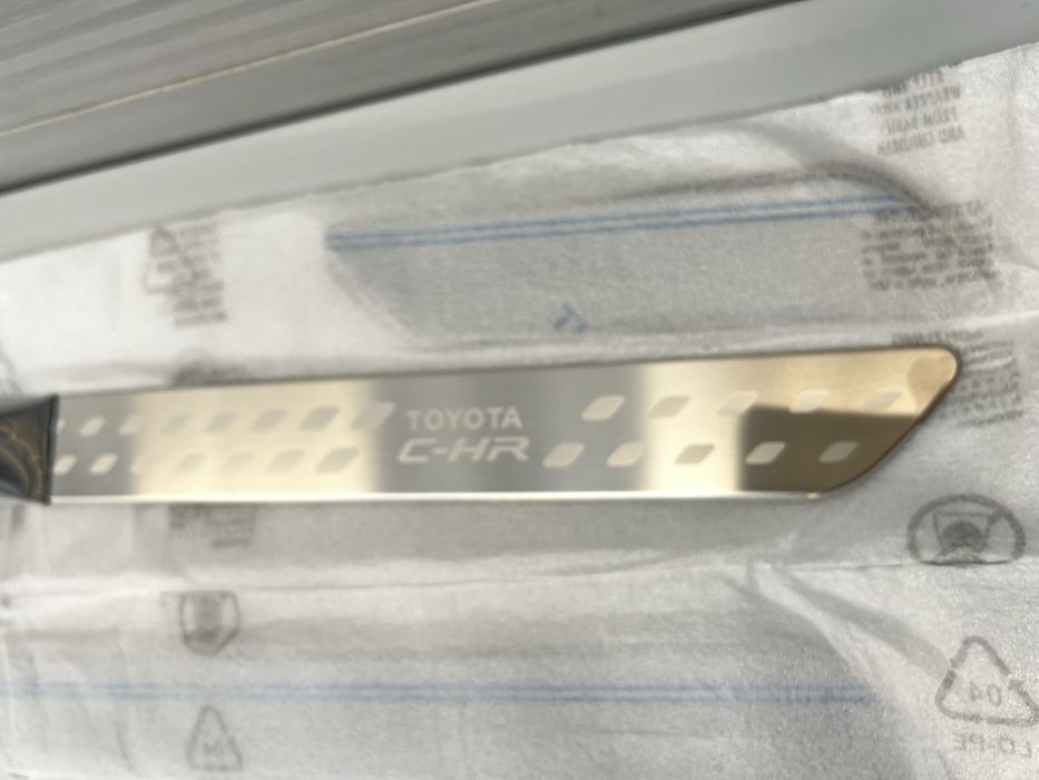 Aluminiowe listwy na progi Toyota C-HR 16-23r ORYGINALNE