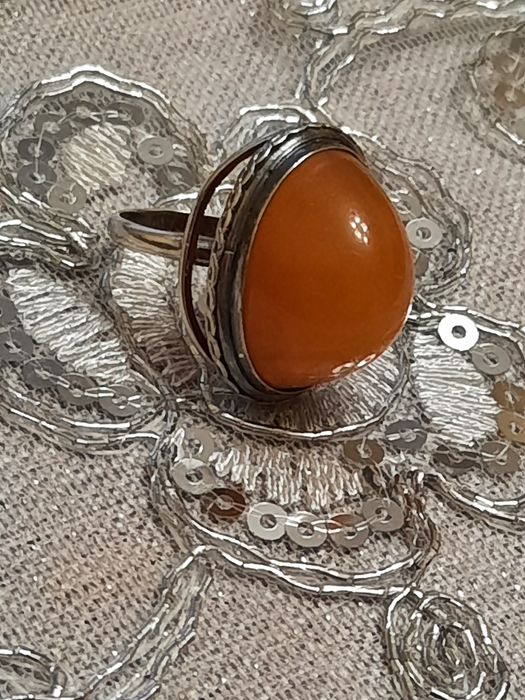 Srebrny pierscionek z bursztynem