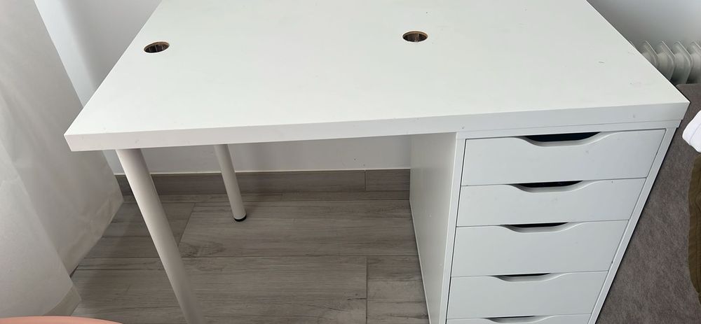 Mesa de estética com arrumes.