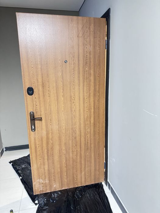 Вхідні двері в класному стані