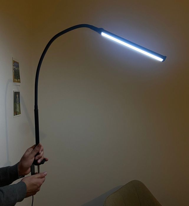 Lâmpada LED com Braço Flexível e Suporte de Mesa – Nova