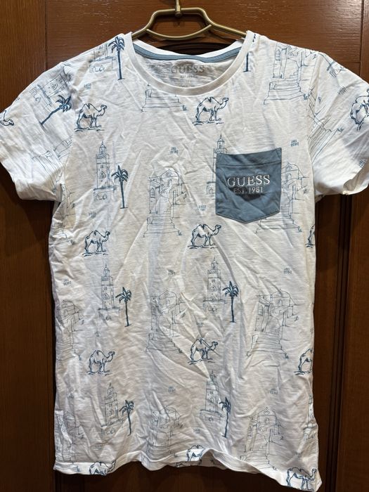 Футболка Guees мало носил лежала в шкафу