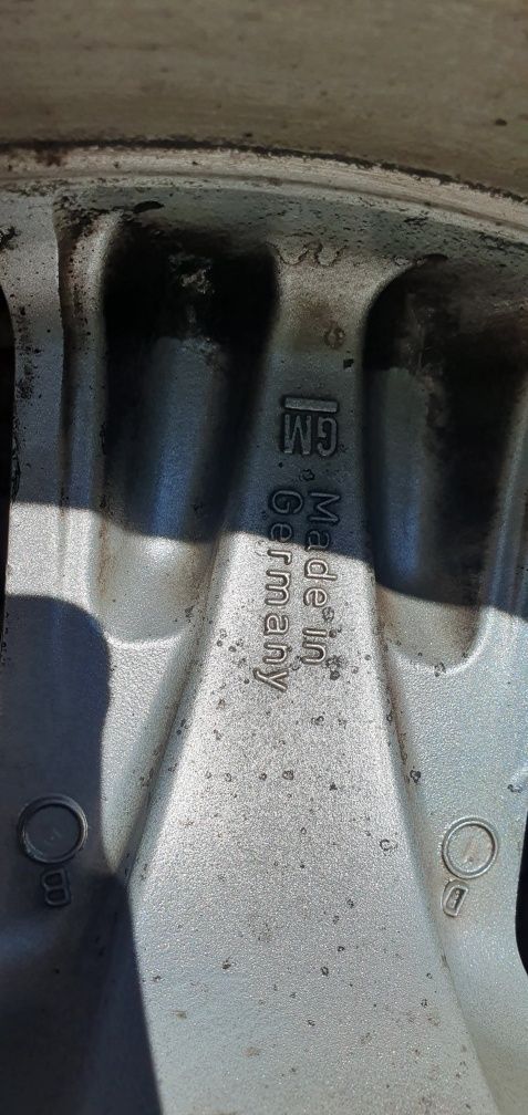 Felgi  aluminiowe 17" z oponami od opla omegi.