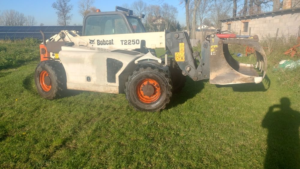 Ładowarka teleskopowa Bobcat T 2250 Massey Ferguson 9205