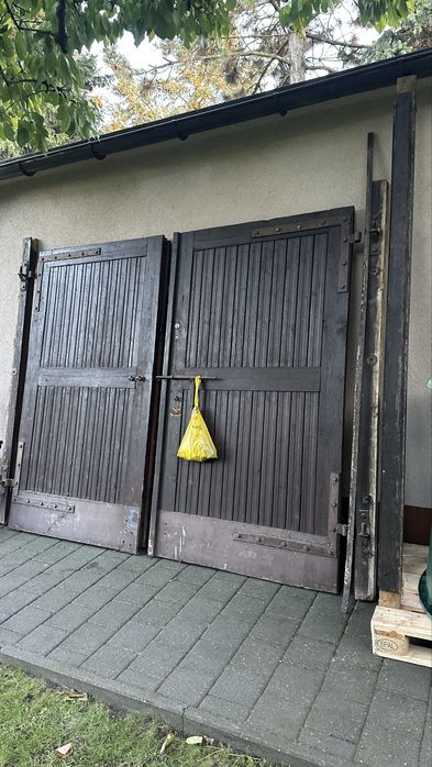 Drewniane drzwi garazowe.