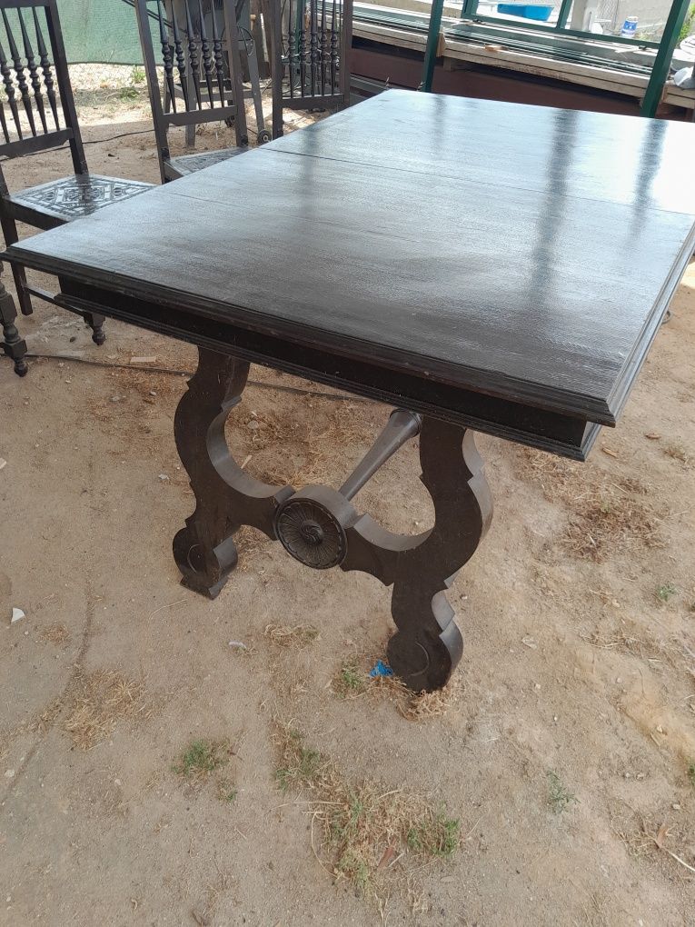 Mesa e cadeiras antigas