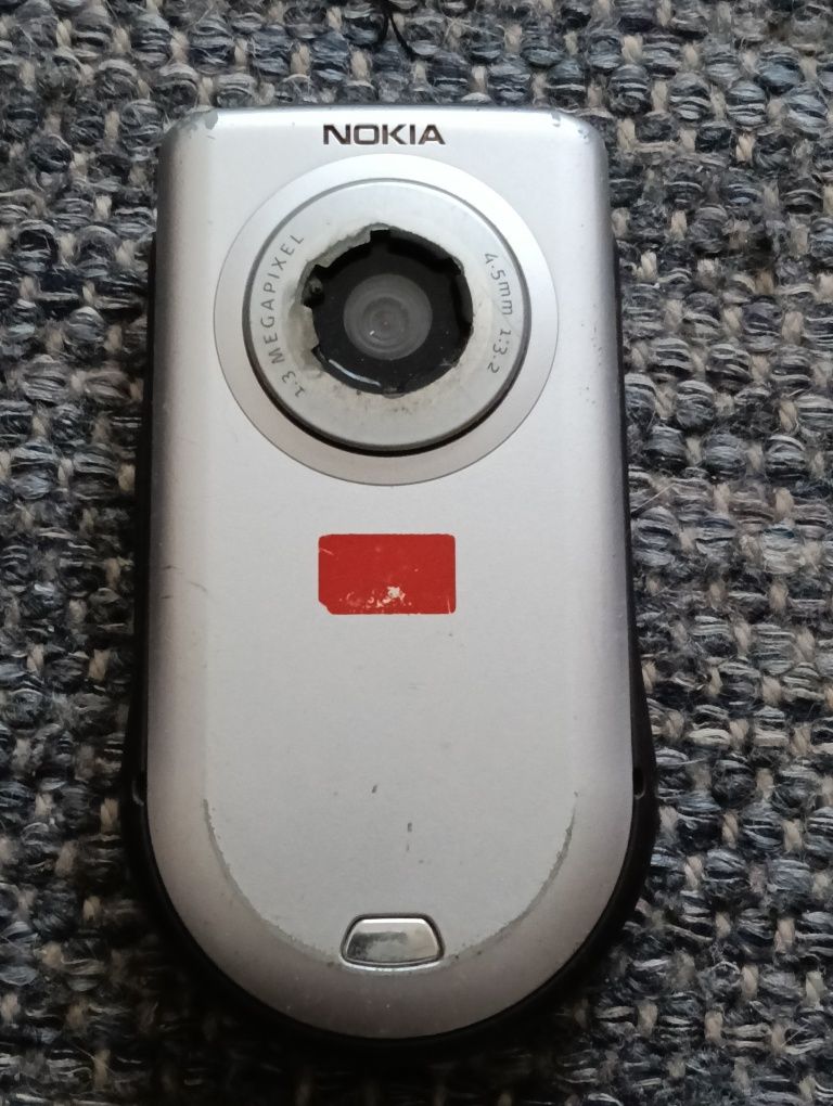 Três telemóveis colecionáveis