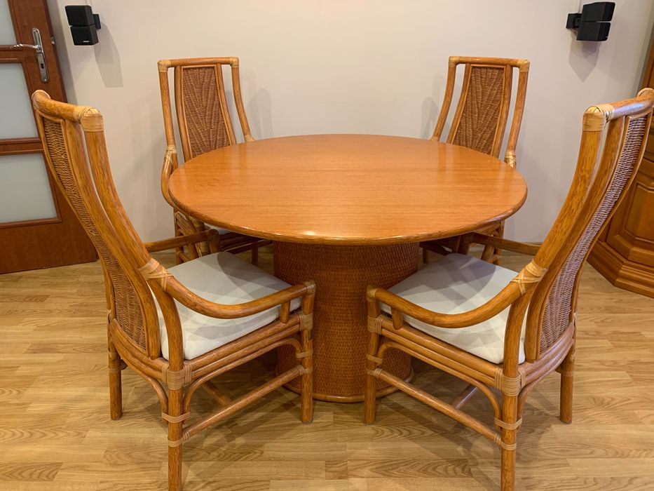 Stół okrągły, rozkładany i 4 krzesla