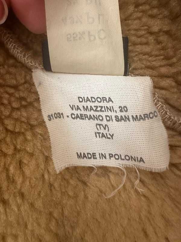 Casaco  em pele pouco usado com fecho e muito quente . Made in Polonia