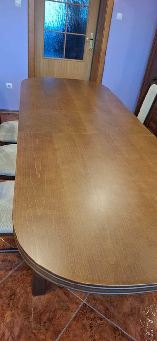Stół owalny rozkładany i sześć krzeseł