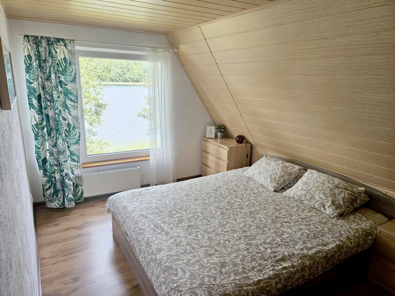 Domek nad jeziorem Rzuno z linią brzegową, łódką, kajakiem