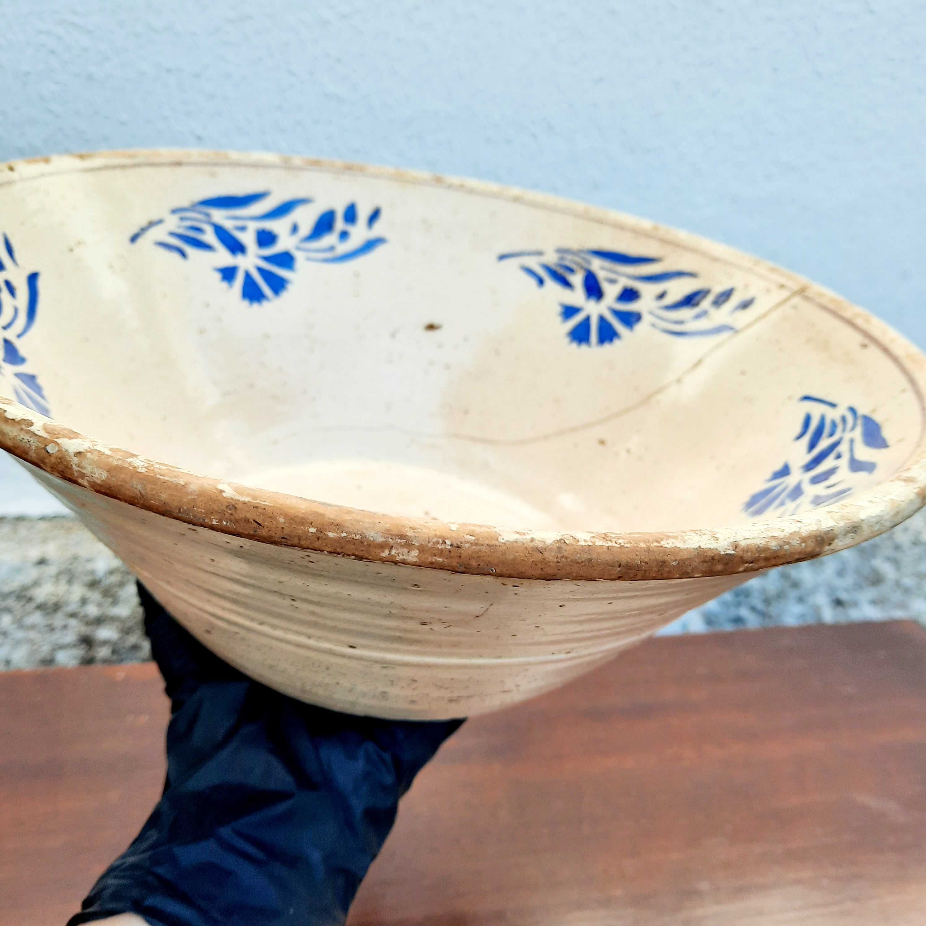 Taça em faiança portuguesa do século XIX. Esmaltado e policromado