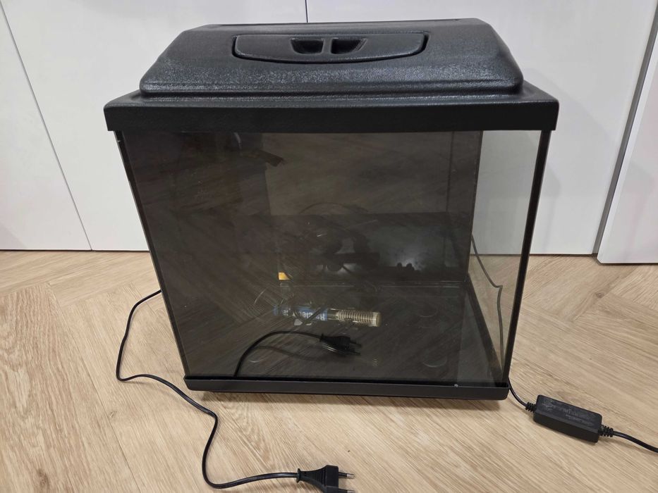 Akwarium z wyposażeniem: grzałka, filtr, pokrywa, oświetlenie led