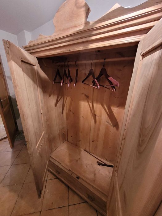 Sprzedam ładną stylowa drewnianą szafę z dwoma szufladami na dole.