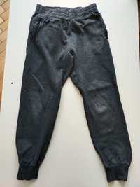 Spodnie chłopięce dresowe szare rozmiar 140