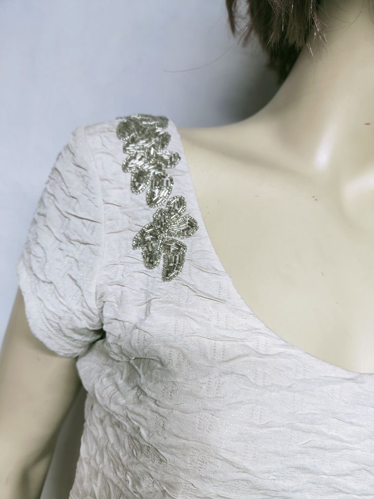 Śliczna beżowa sukienka krótka dopasowana odkryte plecy jedwabna zdobi