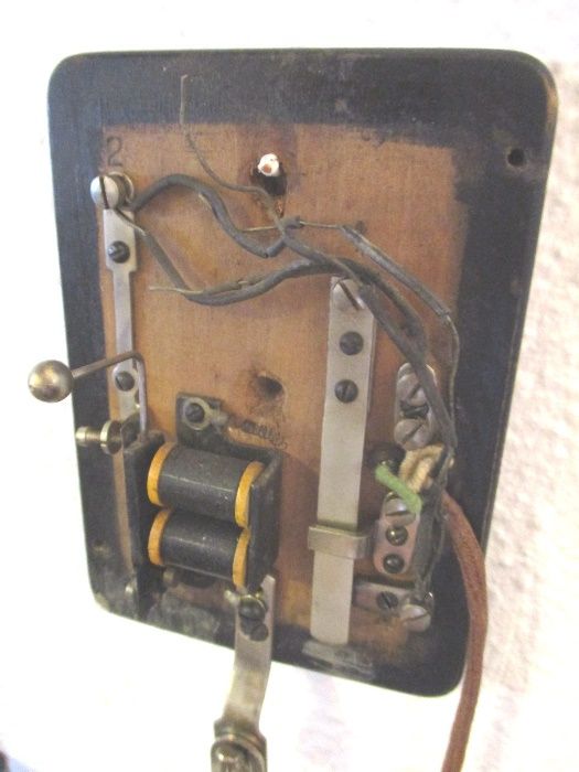 Telefone antigo em madeira - 1911