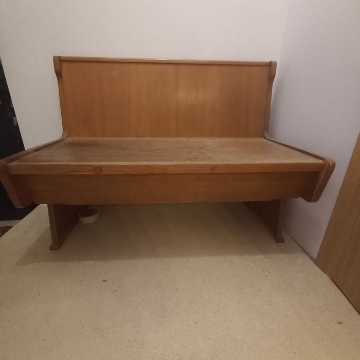 Stara ławka ze schowkiem