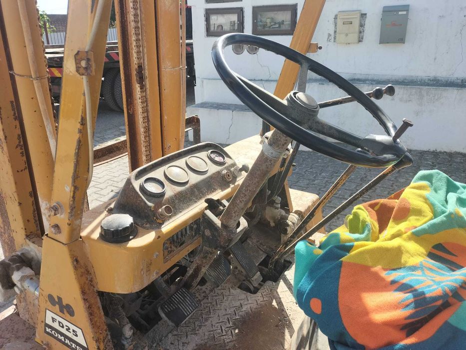 Empilhador Komatsu 2.5 rodado duplo a trabalhar