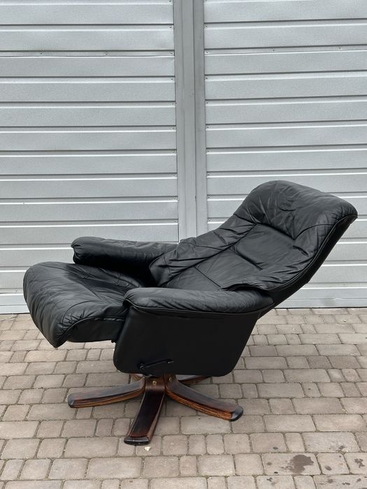 Відпочинкове поворотне крісло реклайнер на деревʼяній основі