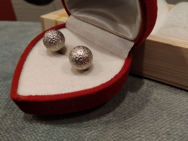 Minimalistyczne kolczyki kulki kolor srebrny minimalizm wkręty kule