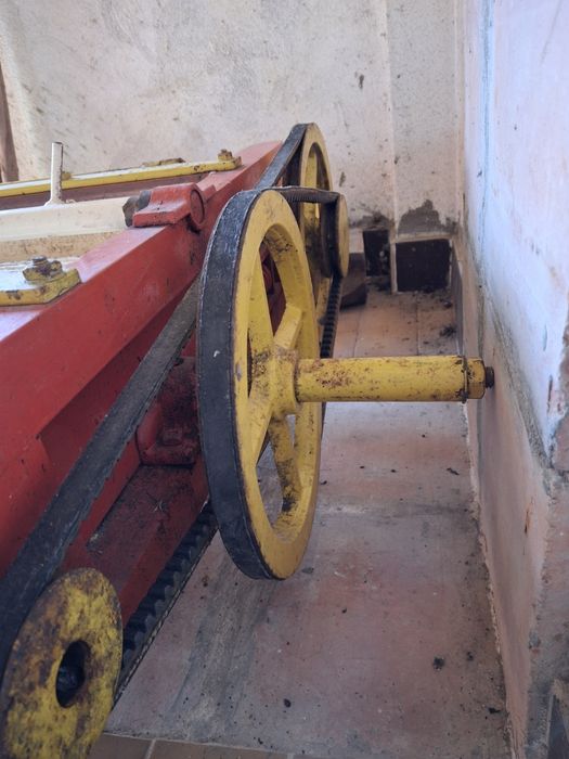 Esmagador de uvas elétrico